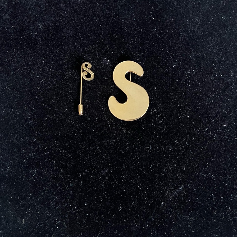 Vintage initial "S" brooch/pin set of 2
